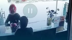 Berdasarkan rekaman CCTV, sepeda motor yang ditumpangi seorang ibu dan anak bersenggolan dengan truk pengangkut gas elpiji yang melaju dari arah berlawanan.
