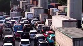 Satuan Lalu Lintas (Satlantas) Polres Metro Jakarta Timur mengungkap penyebab kemacetan panjang yang terjadi di Jalan Raya Bekasi hingga Jalan Raya Cakung-Cilincing. Kepadatan lalu lintas dipicu aktivitas bongkar muat truk.