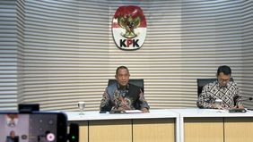 Komisi Pemberantasan Korupsi (KPK) menetapkan tiga orang sebagai tersangka dalam perkara dugaan tindak pidana korupsi. Mereka adalah Bupati Lombok Barat Lalu Ahmad Zaini (LAZ), Direktur Utama PT Air Minum Giri Menang (Perseroda) Sudirman (SUD), serta