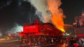 Kapal Negara (KN) SAR Ramawijaya 240 milik Badan Nasional Pencarian dan Pertolongan (Basarnas) dilaporkan terbakar saat menjalani perawatan tahunan (docking) di galangan kapal PT Proskuneo Kadarusman, kawasan Muara Baru, Penjaringan, Jakarta Utara, R