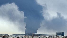 Iran kembali melancarkan serangan menggunakan drone yang menyasar sejumlah fasilitas militer Amerika Serikat (AS) di Kuwait. Berdasarkan laporan kantor berita semiresmi Iran, Tasnim, serangan yang terjadi pada Rabu, 22 Juli 2026 itu menghantam depot 