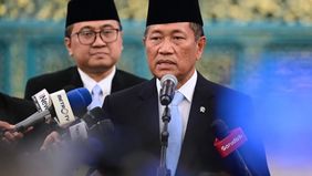  Gubernur Universitas Republik Indonesia (URI) Donny Ermawan Taufanto memastikan dirinya tetap menjalankan tugas sebagai Wakil Menteri Pertahanan (Wamenhan) setelah resmi dilantik Presiden Prabowo Subianto sebagai pimpinan universitas tersebut di Ist