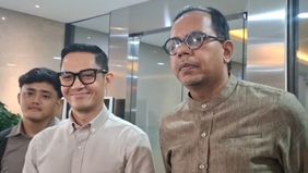 Dude Harlino didampingi kuasa hukumnya menyerahkan uang senilai Rp5,25 miliar ke penyidik Bareskrim Polri sebagai upah jadi BA PT. DSI.