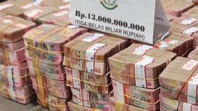 Sebuah unggahan di Facebook menampilkan kolase foto yang memperlihatkan tumpukan uang tunai di dalam koper serta dua orang yang tampak membongkar dinding sebuah bangunan.

