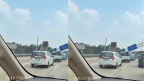 Hingga 10 menit kejadian tersebut terjadi, belum ada petugas yang melakukan evakuasi. 