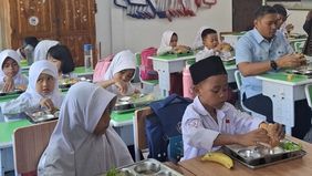 Kepala Badan Gizi Nasional (BGN) Sudaryono mengatakan Program Makan Bergizi Gratis (MBG) akan dilengkapi dengan materi edukasi gizi agar siswa tidak hanya memperoleh makanan bergizi, tetapi juga memahami pentingnya menerapkan pola makan sehat sejak d
