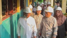 Gubernur DKI Jakarta, Pramono Anung turun langsung meninjau kondisi SDN Kebayoran Lama Selatan 09 Pagi, Jakarta Selatan yang bangunannya roboh sejak 2024.