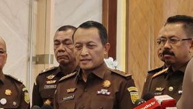 Jaksa Agung Muda Bidang Pengawasan (Jamwas) Kejaksaan Agung Rudi Margono menyatakan Febrie Adriansyah masih menerima gaji meski telah mengundurkan diri dari jabatannya sebagai Jaksa Agung Muda Bidang Tindak Pidana Khusus (Jampidsus).

