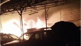 Kebakaran melanda sebuah bengkel mobil dan motor di Jalan Palmerah Utara IV No. 81, RT 002/RW 001, Kelurahan Gelora, Kecamatan Tanah Abang, Jakarta Pusat, pada Jumat (24/7/2026) pagi.