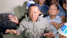 Usai ditetapkan sebagai tersangka dan menjalani penahanan pada Jumat, 24 Juli 2026, Febrie meminta agar seluruh pertanyaan mengenai kepemilikan maupun penggunaan barang bukti tersebut disampaikan kepada penyidik.