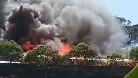 Pabrik triplek di Kuningan, Jawa Barat, dilaporkan kebakaran pada Sabtu, 25 Juli 2026 sekitar pukul 10.00 WIB. Dalam video yang beredar di media sosial, tampak kepulan asap hitam pekat membumbung tinggi dan kobaran api melahap area pabrik.