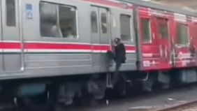 KAI Commuter mengamankan seorang pria tak dikenal yang nekat bergelantungan di sisi luar kereta Commuter Line relasi Tanjung Priok&ndash;Jakarta Kota. Aksi berbahaya tersebut diketahui petugas saat rangkaian kereta tiba di Stasiun Ancol pada Kamis, 23 Juli
