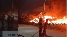Pusdalops BPBD Kabupaten Tangerang menyebut api diperkirakan mulai muncul sebelum laporan diterima. "Estimasi api muncul pukul 11.50 WIB dan laporan masuk pukul 00.18 WIB. Untuk melebarnya luas area karena keterlambatan laporan saja, laporan masuk ke