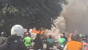 Sebuah mobil dilaporkan terbakar di depan SPBU Pertamina Tanjung Barat, Jagakarsa, Jakarta Selatan,