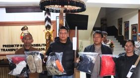 Polres Tabanan menetapkan lima orang sebagai tersangka dalam kasus dugaan pengeroyokan terhadap seorang pria berinisial KD yang diduga mencuri dua ekor ayam di Banjar Dinas Juwuk Legi, Desa Batunya, Kecamatan Baturiti, Kabupaten Tabanan, Bali.