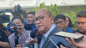 Prabowo Subianto menerima sejumlah menteri kabinet Merah Putih untuk melakukan rapat terbatas di Istana Merdeka, Jakarta