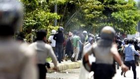 Polres Metro Jakarta Pusat masih melakukan pemeriksaan secara intensif terhadap tiga orang berinisial S, T, dan U yang diamankan setelah bentrokan di Jalan Tambak, Menteng, Jakarta Pusat. Langkah tersebut dilakukan untuk mengungkap penyebab sekaligus