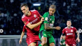 Persebaya terus meningkatkan intensitas serangan. Ricky Pratama mengancam lewat tendangan jarak jauh pada menit ke-24 yang sempat berubah arah setelah membentur pemain Persija, tetapi belum menemui sasaran.