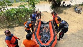 Tim Basarnas Jambi melakukan operasi evakuasi terhadap korban kecelakaan mobil travel yang tercebur ke Sungai Batanghari di Desa Benteng Rendah, Kecamatan Mersam, Kabupaten Batanghari, Jambi, Senin, 27 Juli 2026 pagi.