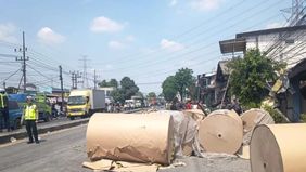 Kecelakaan beruntun melibatkan truk bermuatan gulungan kertas terjadi di Jalan Raya Malang-Surabaya, Kabupaten Pasuruan, Jawa Timur, Senin, 27 Juli 2026 pagi. Peristiwa tersebut mengakibatkan empat orang meninggal dunia.