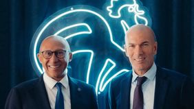 Federasi Sepak Bola Prancis (FFF) resmi menunjuk Zinedine Zidane sebagai pelatih baru Timnas Prancis. Legenda Les Bleus itu dipercaya menggantikan Didier Deschamps yang mengakhiri masa baktinya usai Piala Dunia 2026.