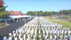 Prabowo Subianto melantik 1.204 pamong praja muda Institut Pemerintahan Dalam Negeri (IPDN), di Kampus IPDN