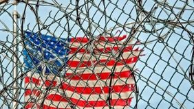 Pemerintah Amerika Serikat dilaporkan mulai menahan warga negara asing (WNA) dengan visa yang sudah kedaluwarsa ketika mereka melakukan perjalanan domestik melalui bandara.