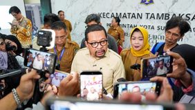 Kepala Badan Komunikasi Pemerintah (Bakom) RI, Muhammad Qodari, merasakan langsung bagaimana proses pendaftaran Digitalisasi Perlindungan Sosial (Perlinsos) saat mengunjungi Kecamatan Tambaksari, Surabaya pada Selasa, 28 Juli 2026.