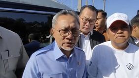 Beredar unggahan di Facebook yang menampilkan foto Menteri Koordinator Bidang Pangan, Zulkifli Hasan (Zulhas), disertai narasi yang mengklaim pemerintah melarang pendirian kios atau toko kelontong dalam radius 2 kilometer dari Koperasi Desa (Kopdes).