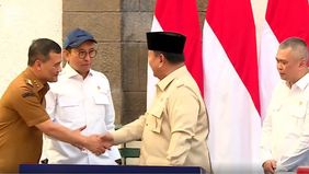 Setelah bertahun-tahun tinggal serumah dengan mertua, Rusmini bersama suami dan anaknya kini punya rumah sendiri sekaligus warung kecil di depannya. Semua itu ia rasakan berkat Program Kredit Pemilikan Rumah (KPR) Sejahtera.