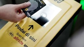 PT Bank Mandiri (Persero) Tbk mulai menerapkan sistem pembayaran tiket berbasis kartu kredit nirsentuh (contactless) pada layanan MRT Jakarta.