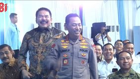 Prabowo Subianto menyapa Jaksa Agung ST Burhanuddin dan Kapolri Jenderal Listyo Sigit Prabowo secara bersamaan saat menghadiri acara Akad Massal KPR Sejahtera melalui skema Fasilitas Likuiditas Pembiayaan Perumahan (FLPP) di Batang, Jawa Tengah