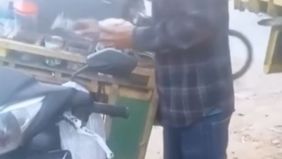 Video yang memperlihatkan seorang pedagang es keliling diinterogasi sejumlah warga di wilayah Rengasdengklok, Kabupaten Karawang, Jawa Barat, viral di media sosial. Peristiwa tersebut diduga berkaitan dengan laporan seorang anak yang mengaku mengalam