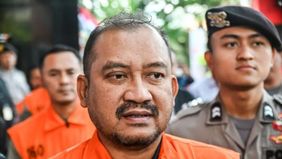 Komisi Pemberantasan Korupsi (KPK) mengungkapkan bahwa perkara dugaan korupsi yang melibatkan Bupati Pemalang Anom Widiyantoro bersama tiga tersangka lainnya terbagi ke dalam dua klaster penyidikan.

