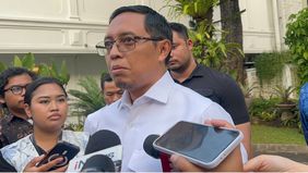 Hasan Nasbi mengajak masyarakat untuk tetap optimistis dan mendoakan agar kondisi Indonesia tetap aman