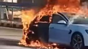 Peristiwa tersebut sempat menarik perhatian para pengguna jalan dan berpotensi menyebabkan perlambatan arus lalu lintas di sekitar lokasi kejadian.