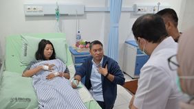 Kepala Badan Gizi Nasional (BGN), Sudaryono, menjenguk para korban dugaan keracunan Makan Bergizi Gratis (MBG) di Kota Semarang, Sabtu (1/8/2026). Kunjungan dilakukan untuk memastikan kondisi para korban sekaligus memantau langsung penanganan yang di