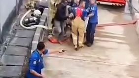 Dalam pemadaman ada satu korban jiwa yaitu Kepala Regu Grup Cepu Gulkarmat Jakarta Timur Sektor Cipayung, Semoga korban meninggal dalam keadaan Husnul Khotimah. Belum diketahui pasti penyebab meninggalnya petugas tersebut.