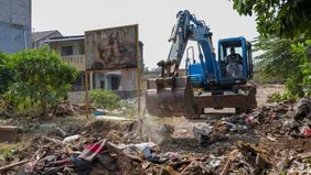 Kelurahan Dukuh, Jakarta Timur memperketat pengawasan terhadap lokasi pembuangan sampah liar di lahan kosong Jalan Penggilingan Baru I, RW 03. Langkah tersebut dilakukan setelah kebakaran tumpukan sampah di lokasi tersebut.