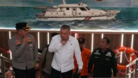 Menteri Perhubungan (Menhub) Dudy Purwagandhi meninjau langsung proses penanganan korban kebakaran KMP Mutiara Sentosa II di Kabupaten Sumenep, Jawa Timur.