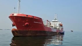 Kapal MT Transko Arafura milik Pertamina Patra Niaga berhasil mengevakuasi 17 penumpang KMP Mutiara Sentosa 2 yang mengalami kebakaran di perairan sekitar 19 mil laut sebelah utara Pulau Sapudi, Laut Jawa.