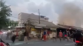 Setelah mengerahkan sebanyak 10 unit dan 48 personel, operasi pemadaman dinyatakan selesai pukul 18.30 WIB.