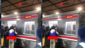 Korban diduga terdorong oleh penumpang lain hingga akhirnya terjatuh ke bawah peron.