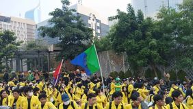 Sebuah video yang memperlihatkan barisan personel kepolisian duduk di balik pagar pembatas saat menghadapi kerumunan massa mendadak viral di platform X. 