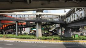 Dua jembatan penyeberangan orang (JPO) di Jalan HR Rasuna Said, Jakarta Selatan, menjadi perhatian publik karena lokasinya berdekatan tetapi tidak saling terhubung. Kondisi tersebut dinilai membuat pejalan kaki harus turun terlebih dahulu sebelum mel