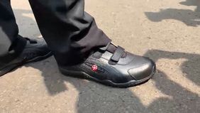 Arif menjelaskan, sepatu tersebut dibuat oleh BRIN Serpong. Menurut dia, produk itu memiliki harga yang relatif terjangkau karena bahan utamanya menggunakan karet.