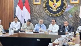 Menteri Sekretaris Negara (Mensesneg) Prasetyo Hadi menepis kabar mengenai adanya Surat Presiden (Surpres) yang berkaitan dengan pergantian Kapolri Jenderal Polisi Listyo Sigit Prabowo.