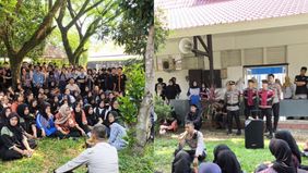 Ratusan siswa SMK Negeri 1 Mempawah Hilir, Kabupaten Mempawah, Kalimantan Barat, menggelar aksi penyampaian aspirasi di lingkungan sekolah pada Rabu (5/8). Aksi tersebut dilakukan sebagai bentuk tuntutan agar dua guru mereka tidak lagi dilibatkan dal