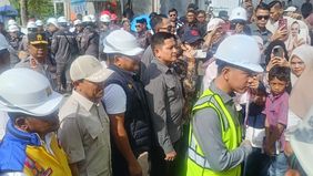 Wakil Gubernur Aceh, Fadhlullah (Dek Fadh), menjemput kedatangan Wakil Presiden RI, Gibran Rakabuming Raka, di Bandara Malaikussaleh, Aceh Utara, pada Rabu, 6 Agustus 2026.