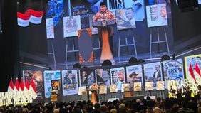 Prabowo Subianto melontarkan canda saat menyapa sejumlah pejabat dan menteri Kabinet Merah Putih yang menghadiri peluncuran buku &ldquo;10 Karya Nyata untuk Negeri: Setengah Abad Bahlil Lahadalia&rdquo; di Jakarta